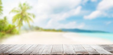 Boş ahşap masa ya da arka planda güneşli plaj ve deniz olan iskele. Ürününüz için kopyalama alanı ile
