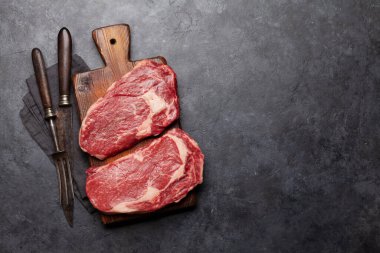 İki çiğ biftekli biftek. Üst görünüm düzlüğü kopyalama alanı ile yatıyordu