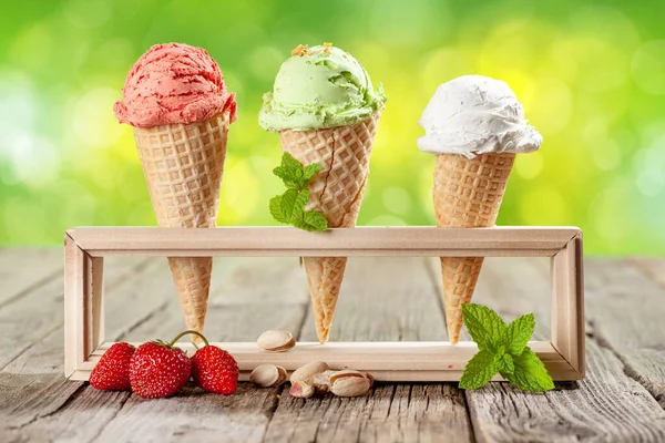Waffle Külahında Çeşitli Dondurmalar Çilek Fıstık Vanilyalı Dondurma Kopyalama Alanı — Stok fotoğraf