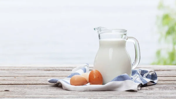 Melk Kruik Eieren Tuinhouten Tafel Buiten Met Kopieerruimte — Stockfoto