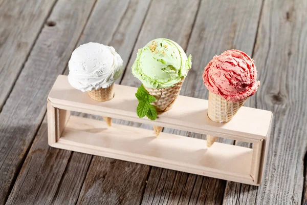 Waffle Külahında Çeşitli Dondurmalar Çilek Fıstık Vanilyalı Dondurma — Stok fotoğraf