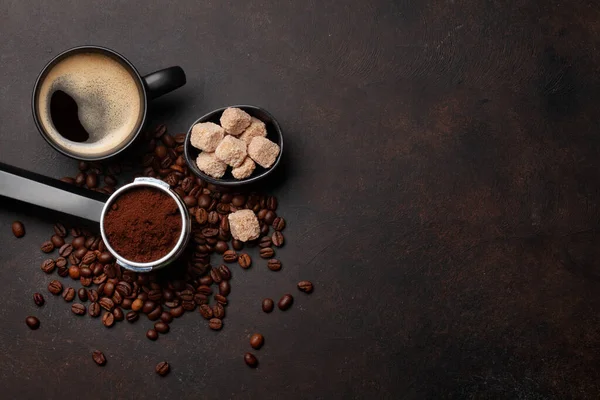 烤咖啡豆 滤嘴中的碎咖啡和浓缩咖啡杯 带有复制空间的顶视图平面布局 — 图库照片