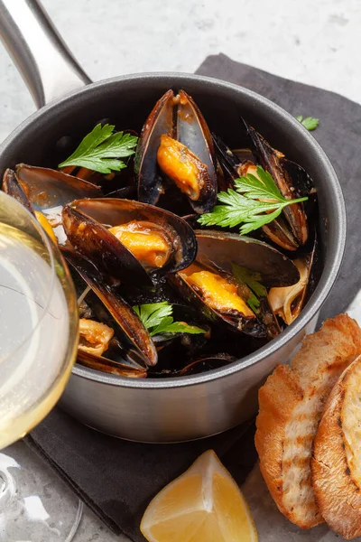 Moules Traditionnelles Fruits Mer Sauce Vin Toasts — Photo