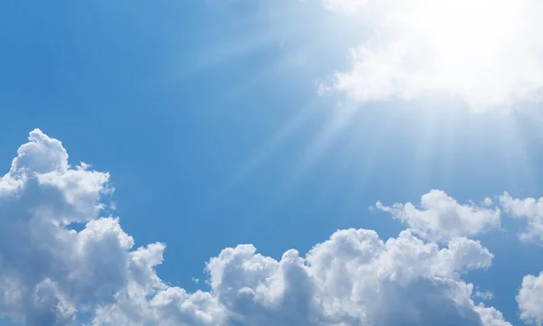 Słoneczne Niebo Chmurami Przestrzenią Kopiującą — Zdjęcie stockowe