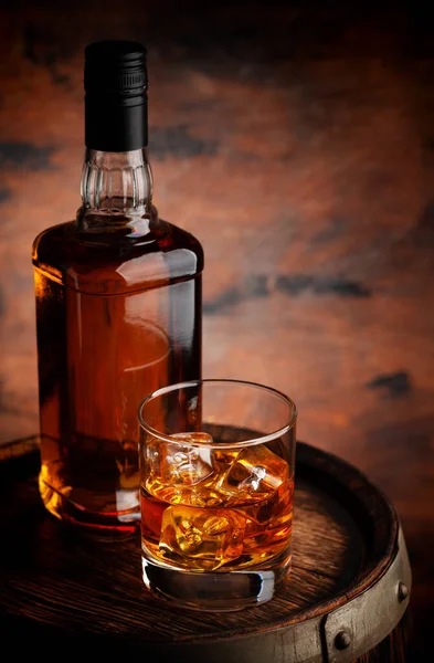 Vaso Whisky Con Cubitos Hielo Una Botella Barril Viejo Con — Foto de Stock