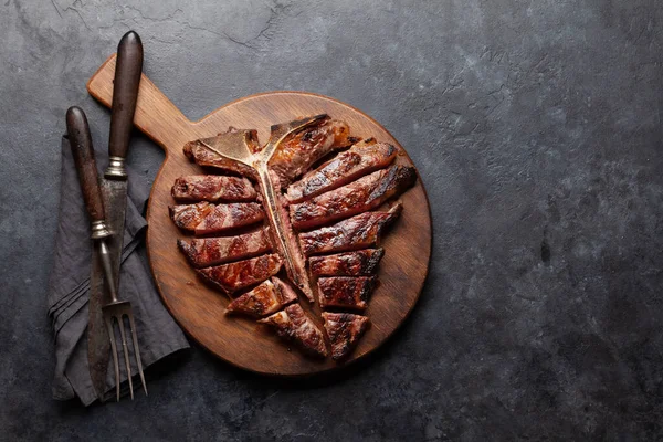 Izgara Biftekli Biftek Bitki Baharatla Dilimlenmiş Bone Üst Görünüm Düzlüğü — Stok fotoğraf