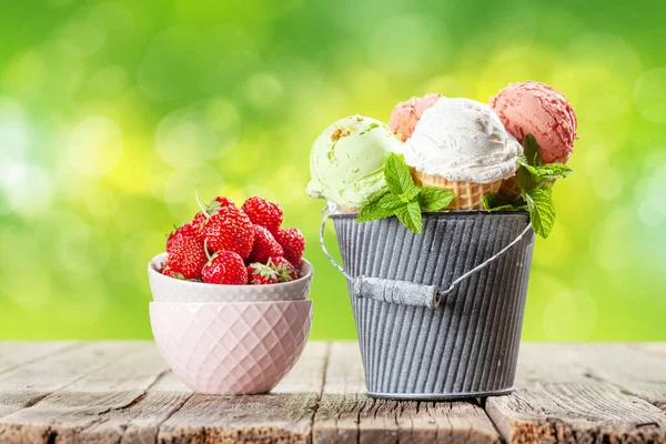 Verschiedenes Eis Waffelkegeln Erdbeer Pistazien Und Vanilleeis Mit Kopierraum — Stockfoto