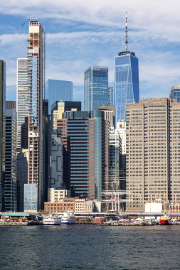 New York City silueti. Manhattan gökdelenleri Brooklyn 'den manzara