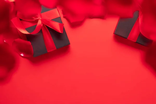 Κάρτα Αγίου Βαλεντίνου Κουτιά Δώρων Και Ροδοπέταλα Κόκκινο Φόντο Χώρο — Φωτογραφία Αρχείου