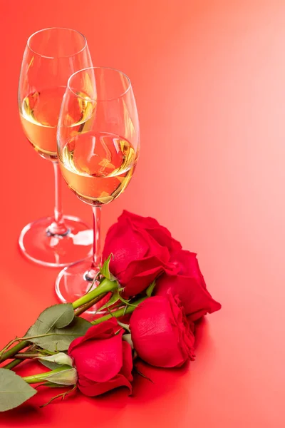 Valentinstagskarte Mit Champagner Und Rosenblüten Auf Rotem Hintergrund Mit Platz — Stockfoto
