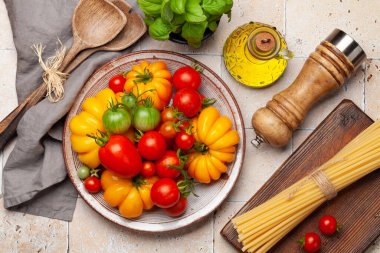 Çeşitli renkli bahçe domatesleri. Taze sebze ve makarna. Üst görünüm düzlüğü
