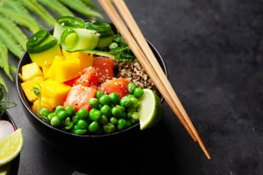 Somon, salatalık ve mango dolu bir kase. Geleneksel Hawaii yemeği. Kopyalama alanı ile