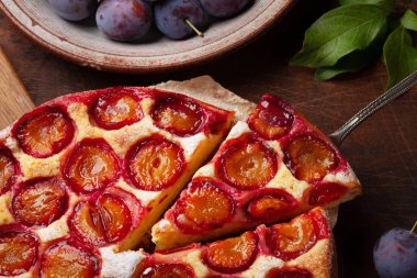 Ev yapımı erikli turta. Mevsimlik meyveli meyveli tart