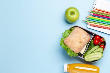 Sandviç, sebze ve meyve suyu ile beslenme çantası. Okul yemeği ya da ofis yemeği. Kopyalama alanı olan düz