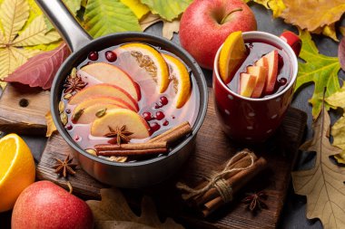 Meyve ve baharatlı sıcak şarap. Sonbahar kokteyli