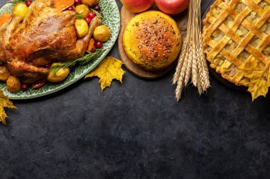 Şükran Günü hindisi, elmalı turta ve kırsal masada fotokopi alanı olan kabak ekmeği. Düz yatıyordu
