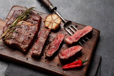 Baharatlı ve otlu ızgara biftek.