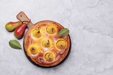 Ev yapımı armut turtası. Mevsimlik meyveli meyveli tart. Kopyalama alanı olan düz