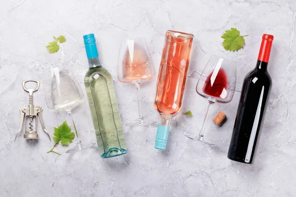 Bottiglie Bicchieri Vino Bianco Rosa Rosso Posa Piatta — Foto Stock