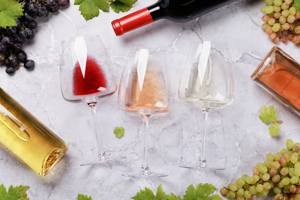 Botellas Vasos Vino Blanco Rosa Tinto Puesta Plana —  Fotos de Stock