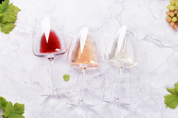 Белый Розовый Красный Бокалы Вина Виноград Плоский Лежал — стоковое фото