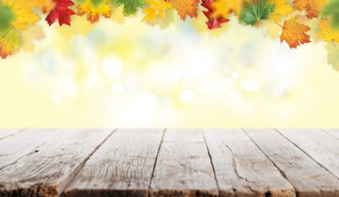 Arka planında güneşli sonbahar arkaplanı olan boş ahşap masa. Ürününüz için kopyalama alanı ile