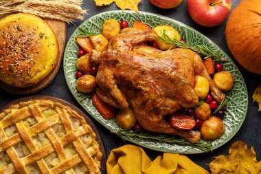 Şükran Günü hindisi, elmalı turta ve kırsal masada balkabaklı ekmek. Düz yatıyordu