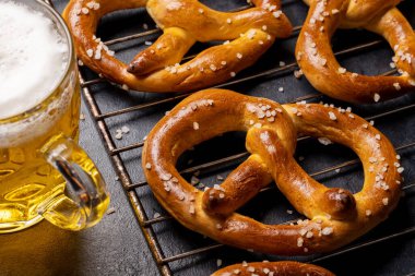 Taze pişmiş ev yapımı kraker ve bira.