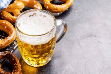 Taze pişmiş ev yapımı kraker ve bira. Kopyalama alanı ile