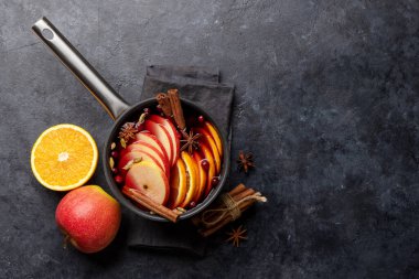 Meyve ve baharatlı sıcak şarap. Kopyalama alanı olan düz