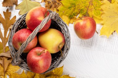 Kırmızı bahçe elması sepette. Düz yatıyordu