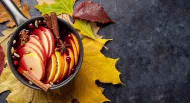 Meyve ve baharatlı sıcak şarap. Sonbahar kokteyli. Kopyalama alanı olan düz