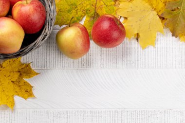 Kırmızı bahçe elması sepette. Düz yatıyordu