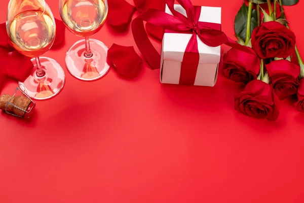 Открытка День Святого Валентина Шампанским Цветами Роз Подарочной Коробкой Красном — стоковое фото