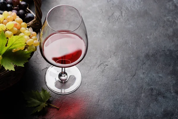 Glass Red Wine Grape Basket Copy Space — Fotografia de Stock