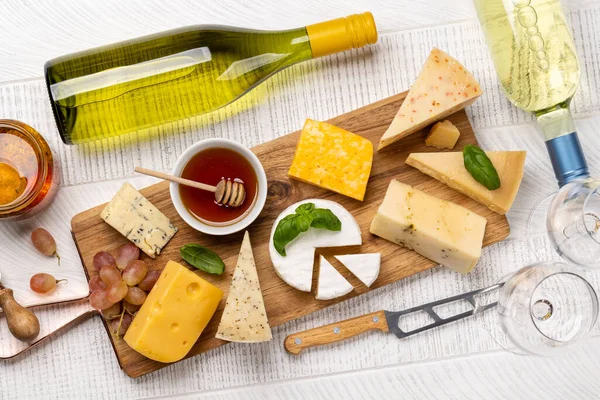 Various Cheese Board White Wine Flat Lay — Zdjęcie stockowe