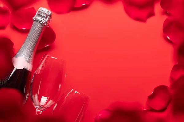 Şampanya Gül Yapraklı Sevgililer Günü Kartı Kırmızı Arkaplanda Selamlarınız Için — Stok fotoğraf