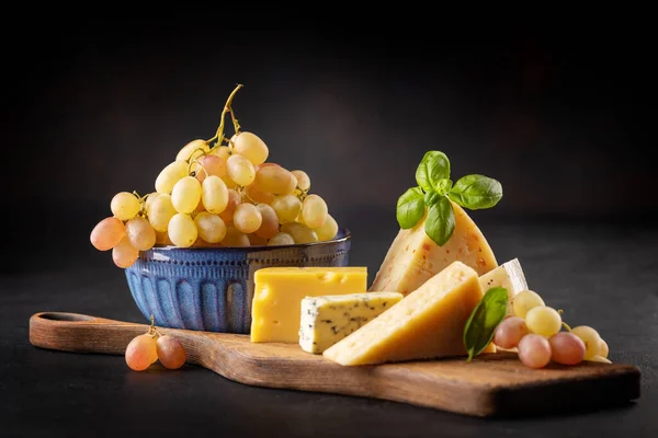 Various Cheese Board Grape — Zdjęcie stockowe