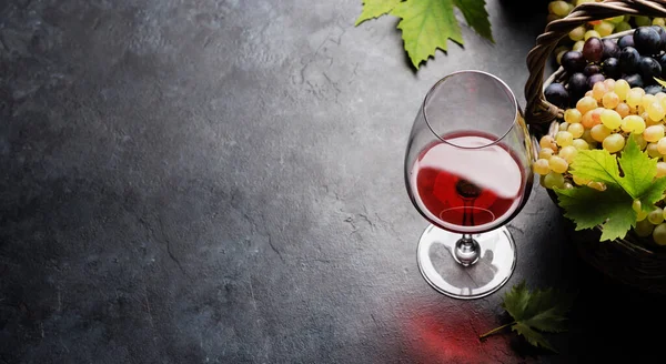 Glas Rode Wijn Druiven Mand Met Kopieerruimte — Stockfoto