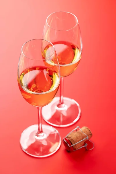 Valentýnské Přání Dvěma Sklenicemi Šampaňského Korkovým Šampaňským Červeném Pozadí Prostorem — Stock fotografie