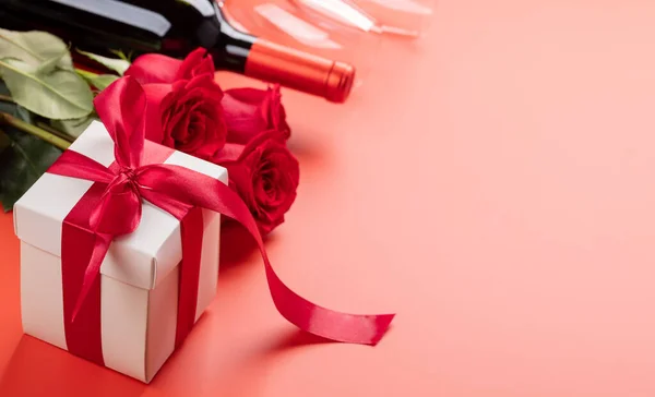 Valentim Cartão Dia Com Vinho Flores Rosa Caixa Presente Fundo — Fotografia de Stock