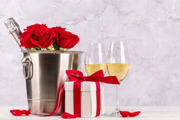 Valentijnskaart Met Champagne Rozenbloemen Geschenkdoos Met Ruimte Voor Groeten — Stockfoto