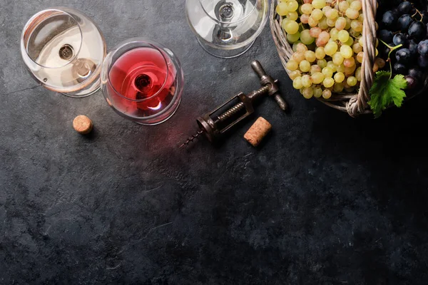 Witte Roze Rode Wijnglazen Druiven Vlakke Lay Met Kopieerruimte — Stockfoto