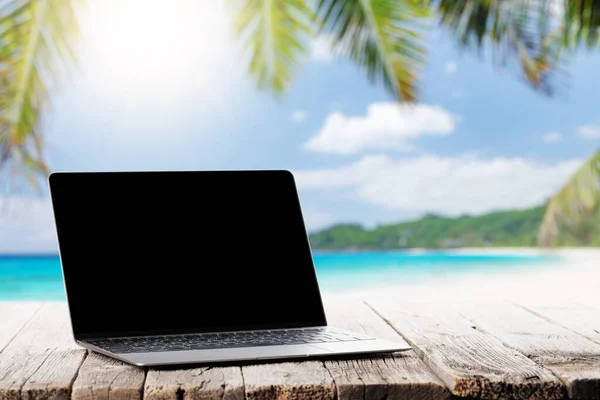 Ноутбук Порожнім Екраном Дерев Яному Столі Перед Сонячним Морем Пальмовим — стокове фото