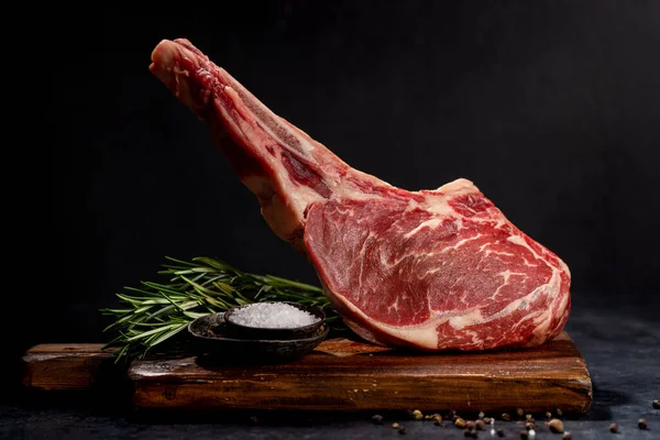Tomahawk Cru Steak Boeuf Épices Prêt Pour Cuisson — Photo