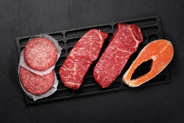 Diverse Rauw Vlees Vis Steaks Hamburgers Zalm Vlakke Plaat — Stockfoto