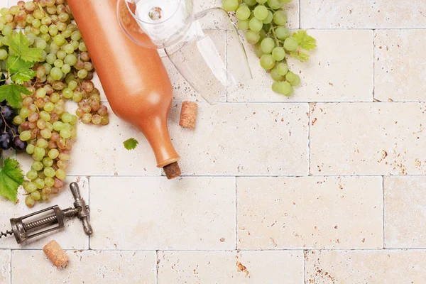 Wijnglazen Flessen Druiven Vlakke Lay Met Kopieerruimte — Stockfoto