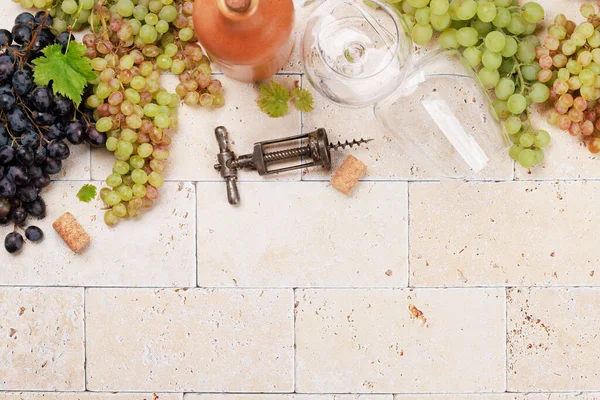 Szklanki Butelki Winogrona Leżał Płaski Przestrzenią Kopiowania — Zdjęcie stockowe
