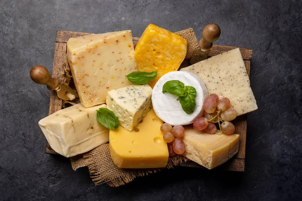 Various Cheese Wooden Box Flat Lay — Zdjęcie stockowe