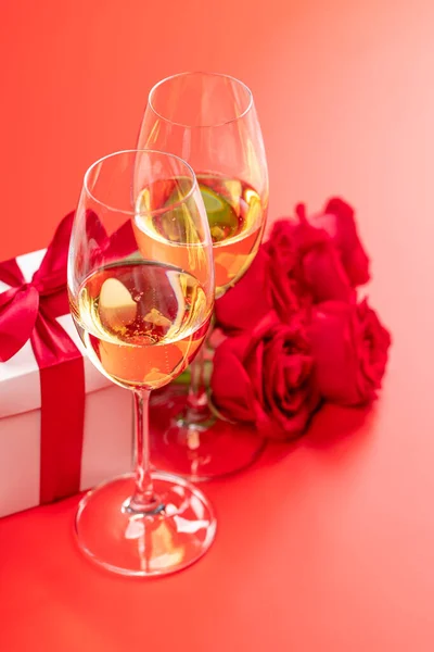 シャンパン バラの花やギフトボックスとバレンタインデーカード あなたの挨拶のためのスペースと赤の背景に — ストック写真